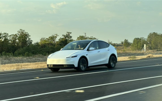 标准版特斯拉Model Y实车曝光：果然“廉价感”十足 !
