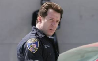 好莱坞知名演员在自家谷仓身亡：汽车搭电时突然自燃 ！