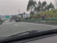 高速上SUV溜车 车主应急车道上狂追 网友：这实习标一点不冤枉 ！
