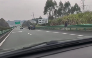 高速上SUV溜车 车主应急车道上狂追 网友：这实习标一点不冤枉 ！