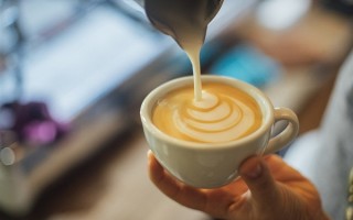 星巴克店员漏点单被女子咆哮辱骂10分钟：店员默默忍受 !