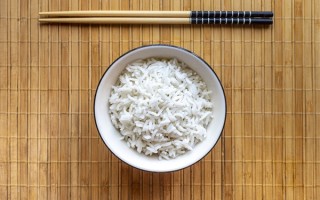 游客吃剩2份炒饭被商家端回并盘：担心自己吃的那份是别人吃剩的 !