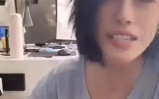 汪峰前女友葛荟婕自曝在腹部植入“戒酒芯片”直播间展示疤痕 ！