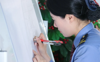 小姐姐徒手复原全国铁路图：一手执双笔 1092个站点分毫不差 ！