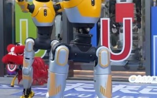 全国首家人形机器人7S店在武汉落地 机器人敲鼓跳舞庆开业 !