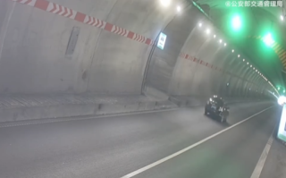 轿车在高速隧道里掉头 交警怒批：命重要还是你的方便重要 !