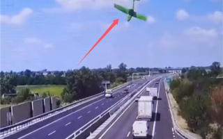 意大利一架飞机高速公路上坠毁起火：机上两人死亡后被烧焦 ！