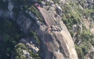 男子悬崖坠落200米被树救下 利用周边树枝烤火取暖 26小时后获救 ！