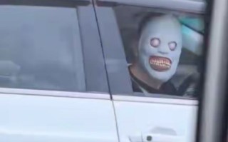 交警通报后！男子高速戴恐怖面具发声：我是外教 向当事人和广大网友致歉 !