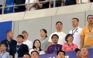 苏超宿迁主场2-0击败淮安 刘强东现场助威 进球后开心到跳舞 !