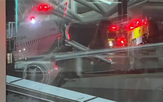 加拿大一架波音737客机发动机起火：乘客用滑梯疏散 ！