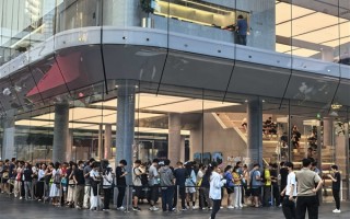 华为新三折叠屏Mate XTs非凡大师开售现场人从众：17999元起 !