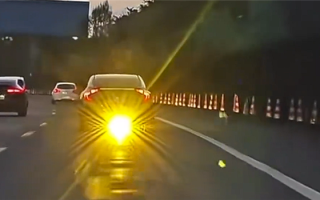 简直是犯罪！轿车装射灯高速上狂闪后车惹怒全网：责令整改、罚款550元扣1分 !
