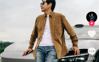 雷军国庆加班到工厂帮大家催生产 晒出与小米YU7同框组照超帅酷 !