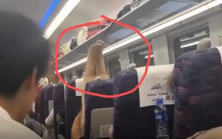 女子高铁上脱鞋将脚举起做操 12306：类似情况工作人员将制止 !