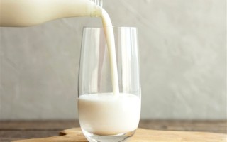 国人饮奶量在75年里狂飙100倍！农大教授回应国产奶超欧盟标准：放心喝 ！