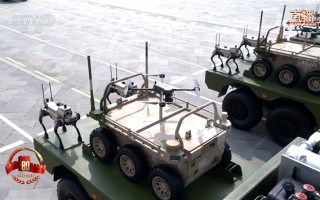 机器狼亮相九三阅兵：最多负重20公斤 30秒极速换电池 !