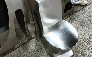 武汉地铁回应“座椅形似马桶”：灵感来自高跟鞋 有艺术气息 !