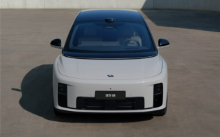 理想i8实车阿那亚街头实拍：熏黑下压车顶、L系同款尾灯 ！