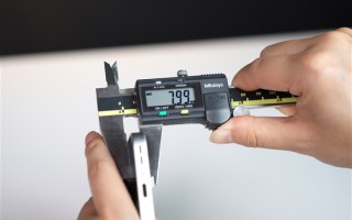 OPPO Find X9真机首曝：厚度不到8mm 电池增加1000多mAh !