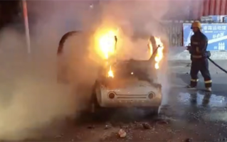 天津一老头乐行驶中自燃 69岁车主竟徒手灭火 !