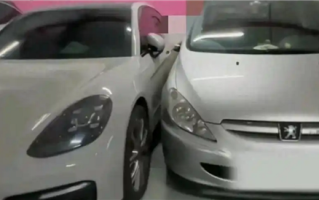 保时捷女车主停车占两位引热 反让旁边车主道歉：耽误我的时间 !