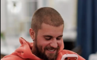 歌手贾斯汀·比伯吐槽iPhone按钮设计不合理：气得想对苹果全体员工来‘裸绞锁喉’ !