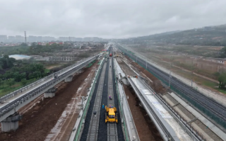 西康高铁全线铺轨正式启动 全线桥隧比高达94% ！