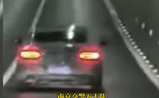 红裙女子骑电动进入隧道致拥堵 面对后方鸣笛捂耳缓慢骑行 交警：罚款50元 !