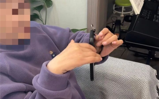 高位截瘫女子植入脑机1年后重新控制双手：能流畅刷手机了 ！