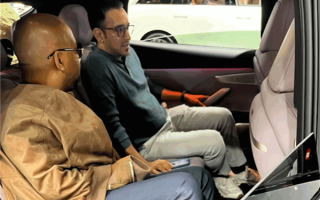 真土豪！中东迪拜老板现场看车 直接下单50台乐道连带5座换电站 ！