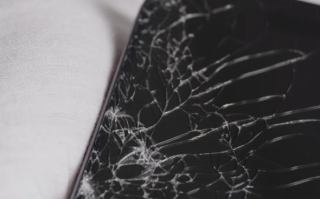 苹果iPhone 17 Pro和iPhone Air不抗摔：跌落仍易碎屏 !