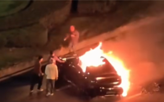 成都一电动车碰撞后起火 车门打不开众人砸玻璃救人 !