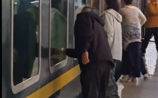 乘客自发擦拭开往拉萨列车的车窗 12306回应 !