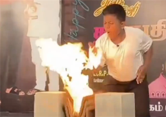 印度男孩表演特技时手部起火：一旁男子“火上浇油” ！